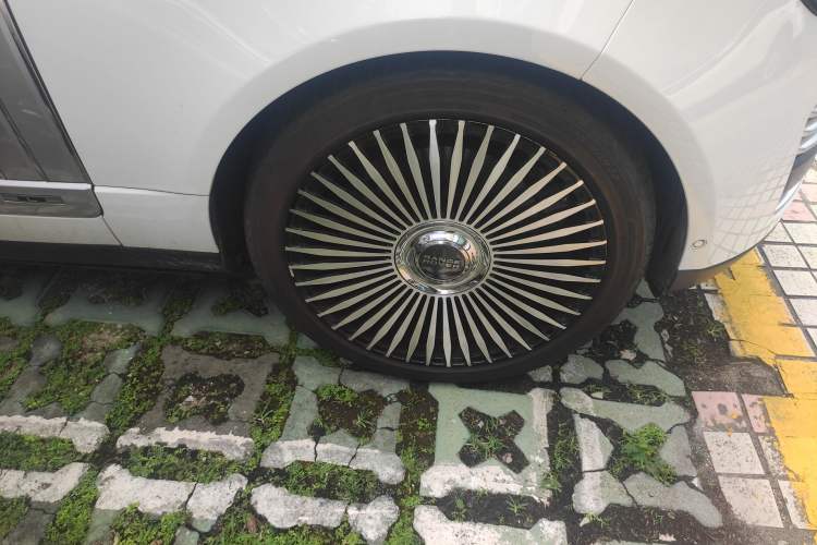 Used Land Rover Range 2020 3.0 L6 Prestige Extended-Length Version Right Front Wheel Hub