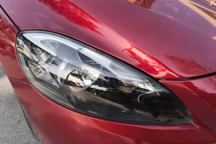 Used Volvo V40 2013 2.0T Zhiyi Edition
