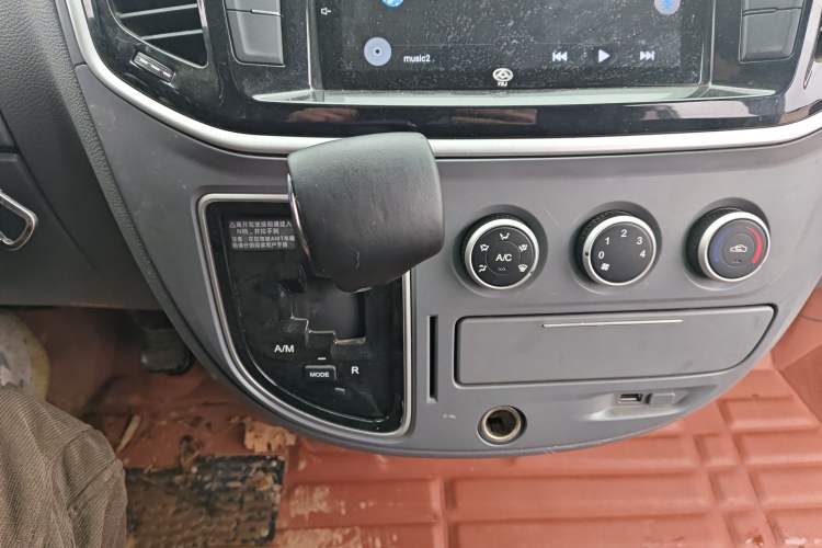 Used SAIC MAXUS Xintu V80 2023 2.0T AMT Classic Aoyuntong Short Wheelbase Mid-Roof 7/8/9-Seater
