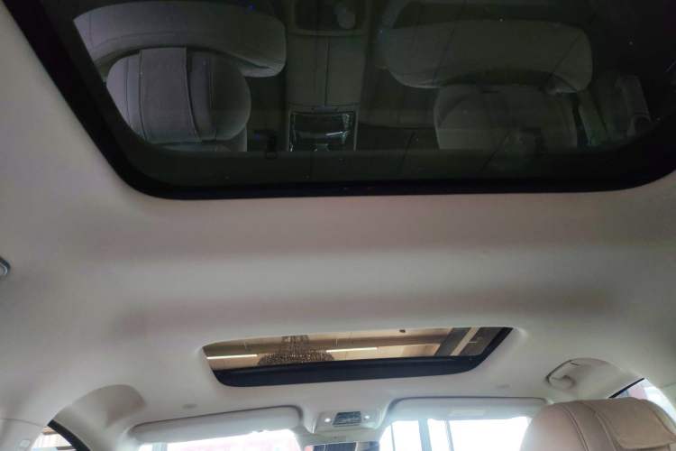 Used Denza D9 2025 DM-i Smart Drive 1020 Four-Wheel Drive Deluxe Model Headliner