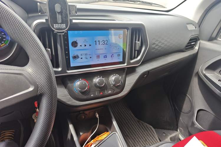 Used CHANGAN KAICHENG Ruixing EM80 2025 Passenger Version Comfort Edition 6-Seater 300 km Dual-Swing Doors Audio And AC Panel