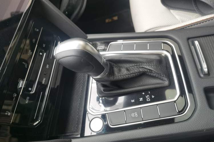 Used Volkswagen Magotan 2023 2 Million Units Commemorative Edition 330TSI DSG Luxury Version Gear Lever