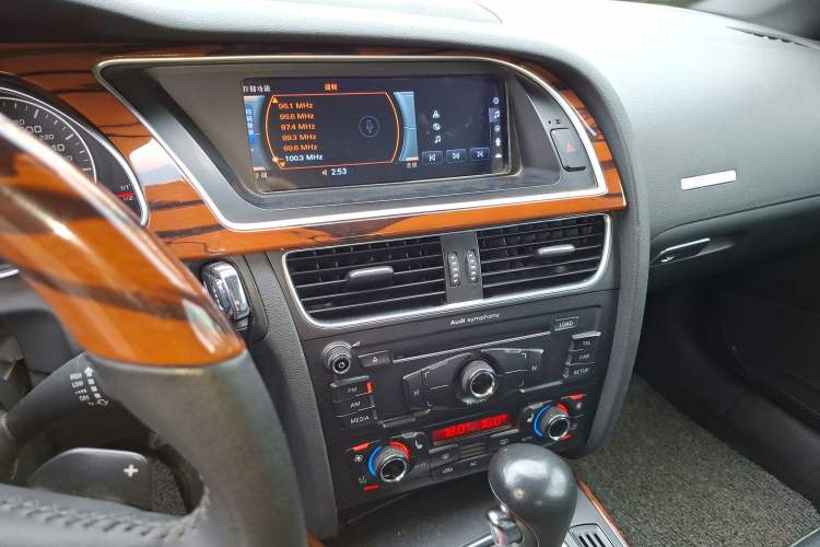 Used Audi A5 2010 2.0TFSI Cabriolet Audio And AC Panel