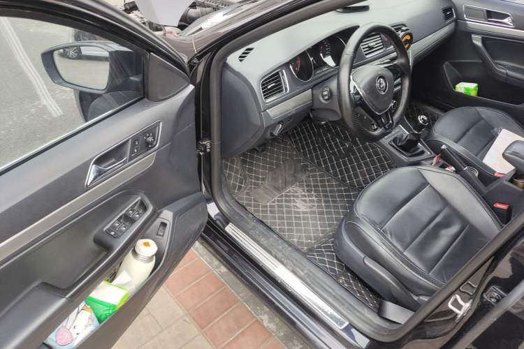 Used Volkswagen Lavida 2015 1.6L Manual Comfort Edition
