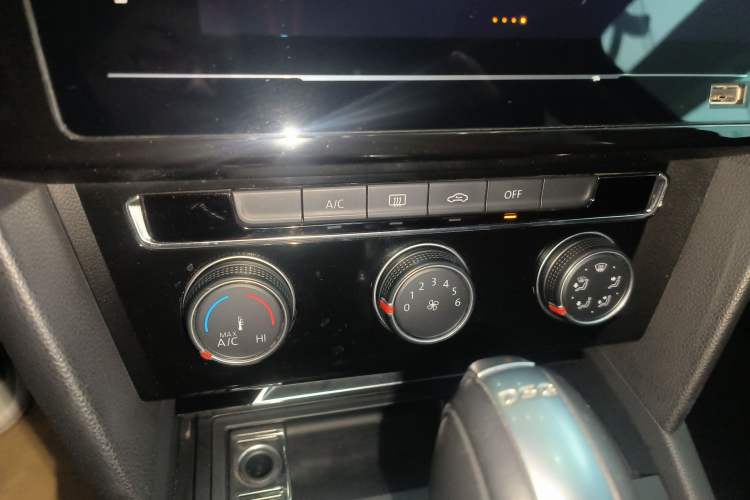 Used Volkswagen Magotan 2019 330TSI DSG Leading Model China VI Standard Audio And AC Panel