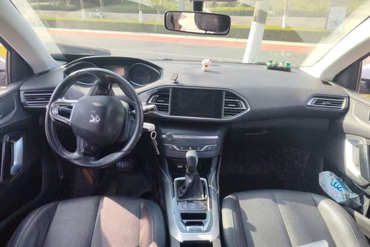 Used Peugeot 308S 2015 1.6T Automatic Jingchi Edition Center Console