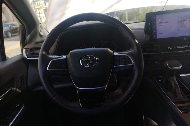 Used Toyota SIENNA 2021 2.5L Hybrid Platinum Edition Steering Wheel