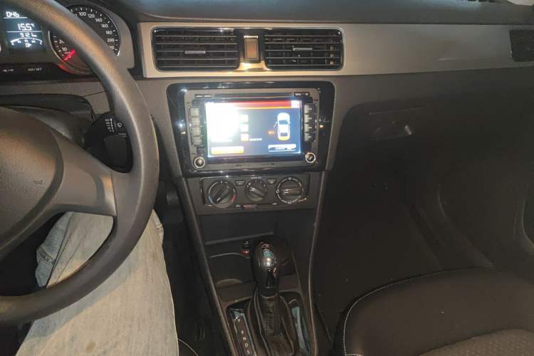 Used Volkswagen Santana 2016 Cross 1.6L Automatic Fashion Edition Audio And AC Panel