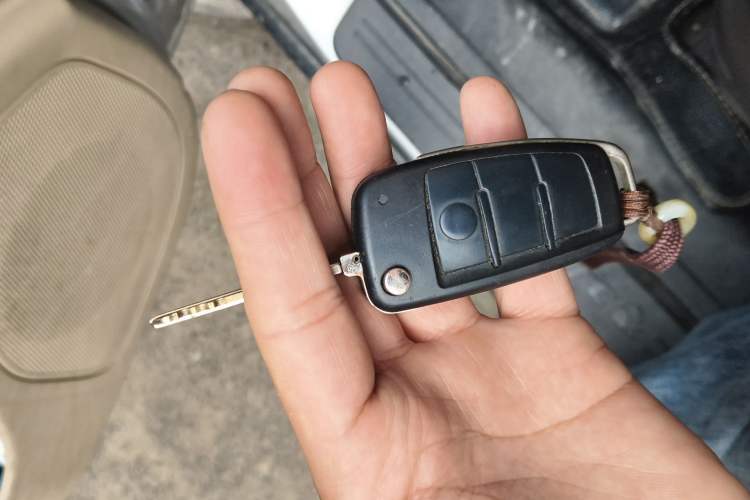 Used Hyundai Santa Fe Classic 2011 2.4 Comfort Edition 7-Seater Two-Wheel Drive Vehicle Key