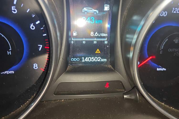 Used Hyundai Santa Fe 2013 2.4L Automatic 4x4 Smart Version Odometer Close Up