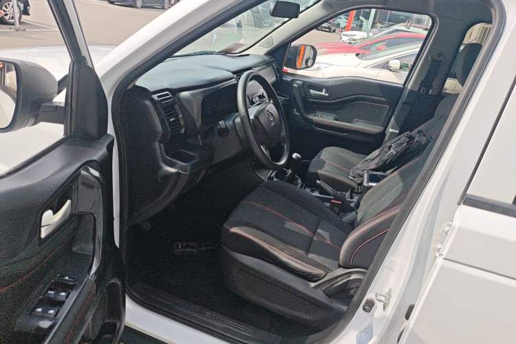 Used CHANGAN OSHAN X70A 2019 1.5L Manual Basic Version China VI Standard Driver Seat