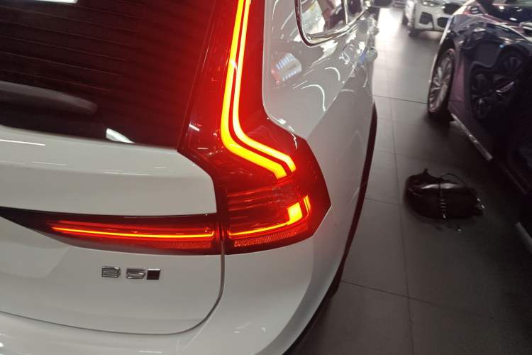 Used Volvo V90 2023 Cross Country B5 AWD Smart Range Edition
