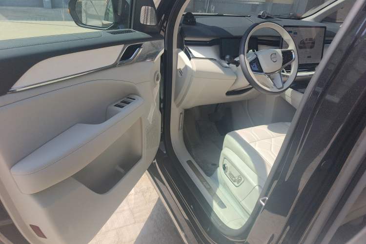 Used Volvo EM90 2025 Ultra Six-Seater