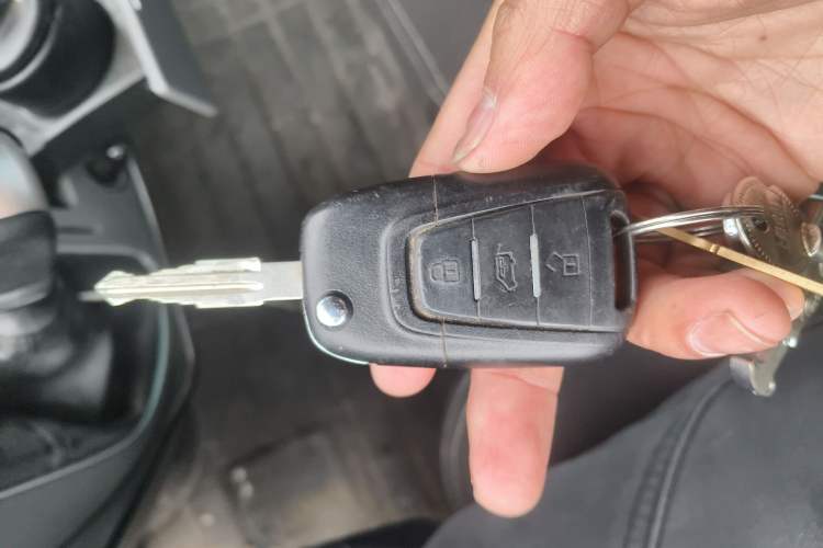 Used SAIC MAXUS Xintu V80 2021 2.0T Manual Classic Aoyuntong Short Wheelbase Mid-Roof 5/6-Seater