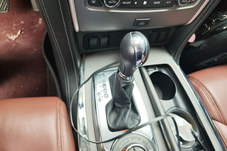 Used Nissan Patrol 2018 4.0L LinkedIn Edition Gear Lever