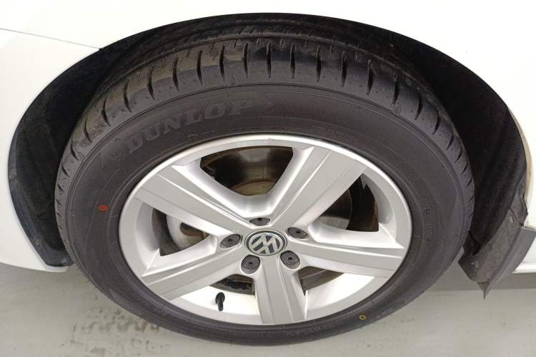 Used Volkswagen Golf 2017 1.6L Automatic Comfort Million-Vehicle Anniversary Edition Exterior 4