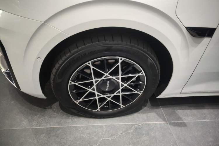 Used Zeekr 009 2024 7-Seater Aisle Version 108 kWh Left Front Wheel Hub