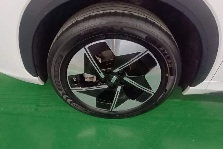 Used Geely Galaxy E5 2024 530km Long-Range Version Left Front Wheel Hub