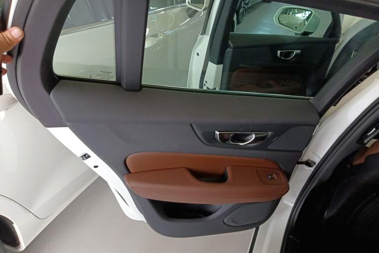 Used Volvo V60 2024 B5 Zhiyuan Luxury Edition
