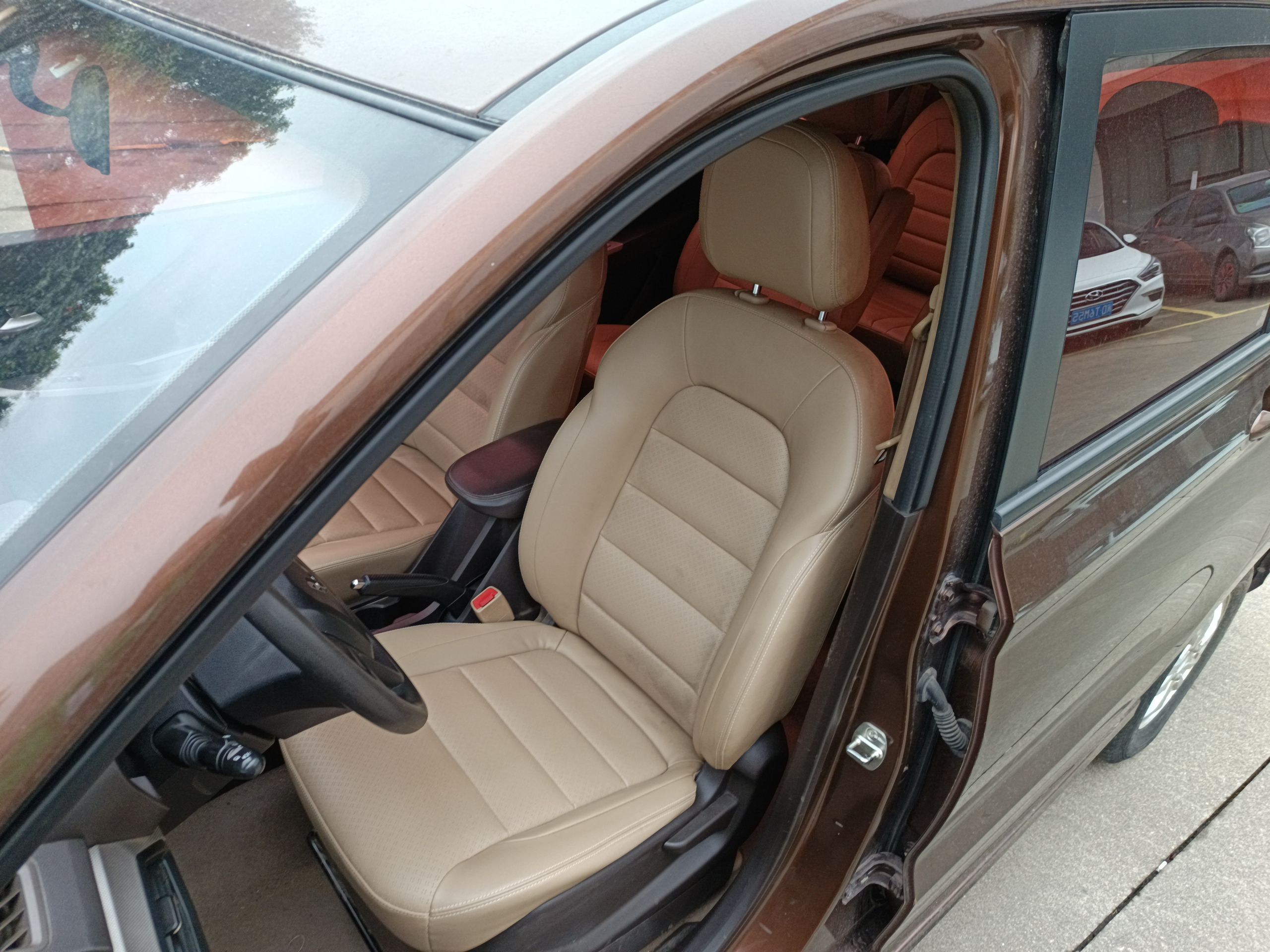 Переднее сиденье в автомобиле