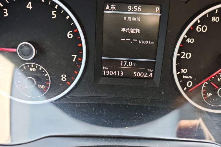 Used Volkswagen Tiguan 2013 1.8 TSI Automatic All-Wheel Drive Luxury Model Odometer Close Up