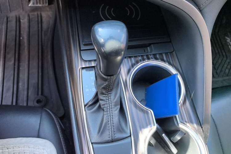 Used Toyota Camry 2019 Revised Version 2.0G Luxury Edition Gear Lever