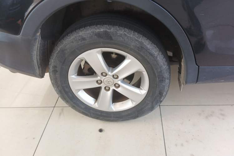 Used Toyota RAV4 2013 2.5L Automatic 4x4 Elite Edition Right Rear Wheel Hub