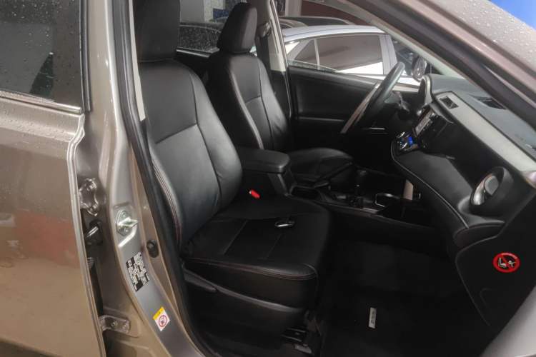 Used Toyota RAV4 2016 2.0L CVT Two-Wheel Drive Fashion Edition China V Standard
