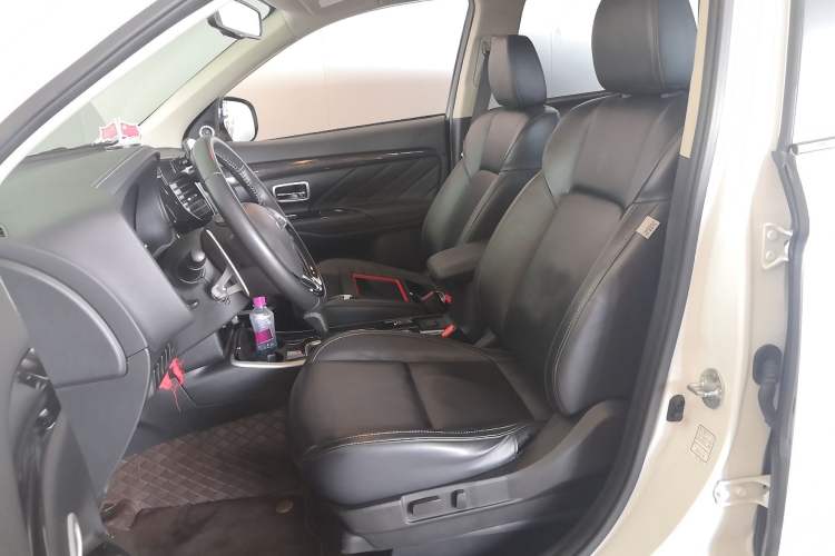 Used Mitsubishi Outlander 2019 2.4L 4x4 Zhi Xiang Edition 5 Seats China VI Standard
