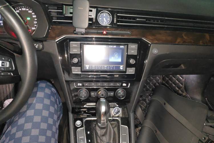 Used Volkswagen Magotan 2018 Facelift 330TSI DSG Luxury Model Audio And AC Panel