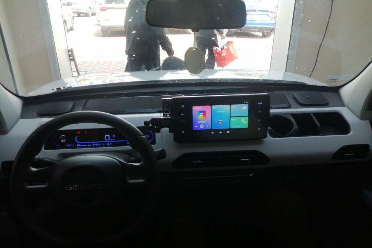 Used Geely Galaxy Panda 2023 Panda Mini 200km Endurance Bear Center Console