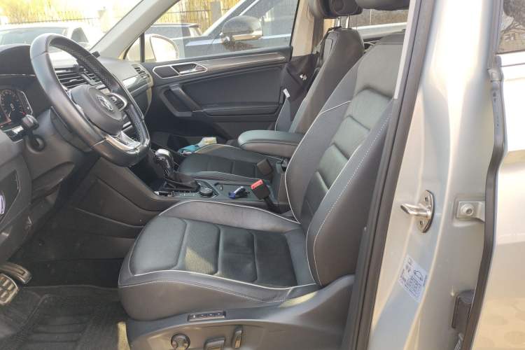 Used Volkswagen Tiguan L 2019 380TSI Automatic All-Wheel Drive R-Line Flagship 7-Seater China VI Standard Left Front Seat