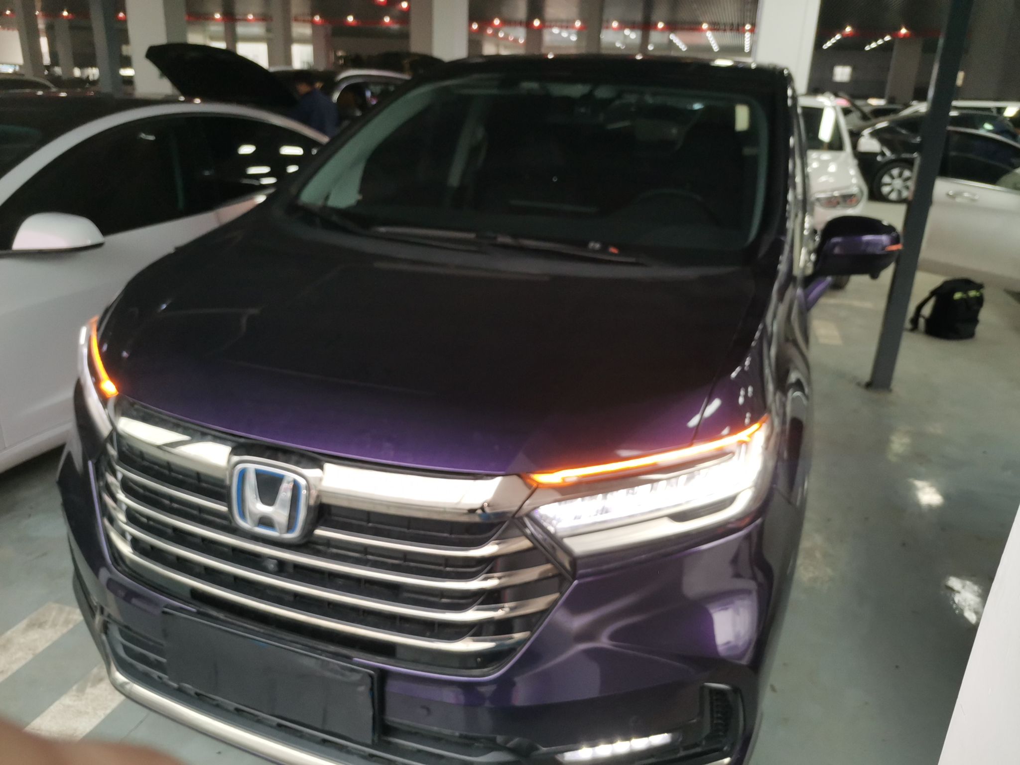 تحت مقدمة السيارة