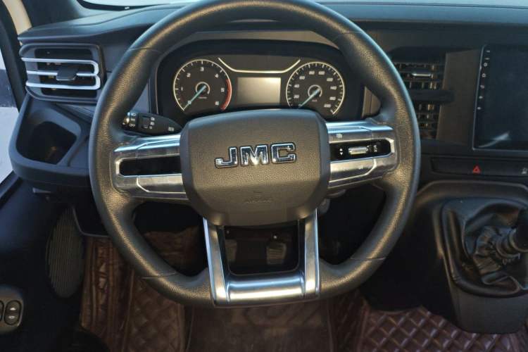 Used JMC Fushun 2023 2.0T Manual Short-Wheelbase Mid-Top Commercial Multi-Purpose 6-Seater Passenger Vehicle