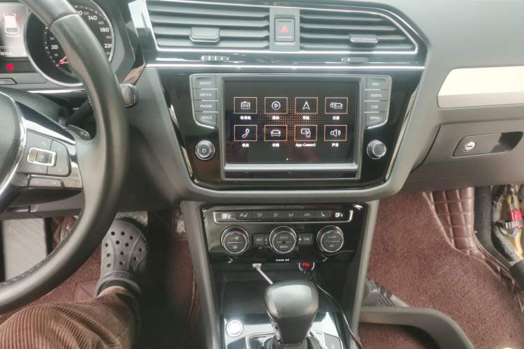 Used Volkswagen Tiguan L 2017 330TSI Automatic Two-Wheel Drive Luxury Edition Audio And AC Panel