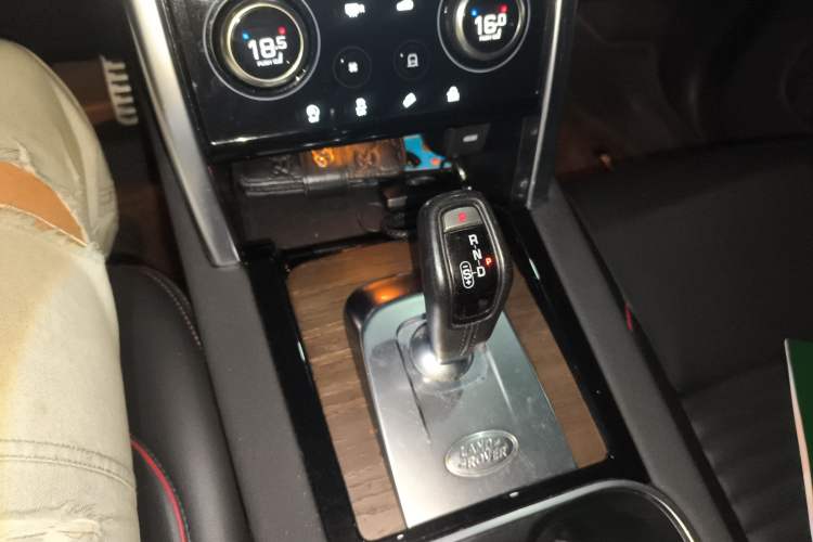 Used Land Rover Discovery Sport 2022 Revised Version 249 PS R-Dynamic S Performance Edition 5 Seats Gear Lever