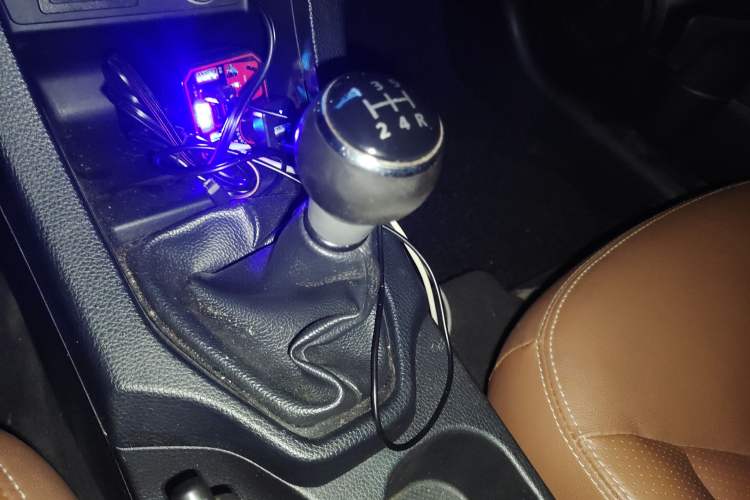 Used Soueast V6 Lingshi 2014 1.5L Manual Luxury Edition for Women
