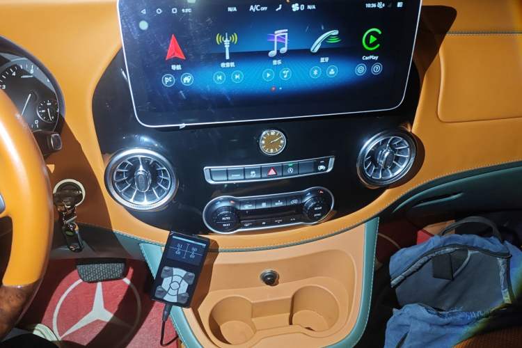 Used Mercedes-Benz Vito 2023 2.0T Elite Version 7 Seats Audio And AC Panel