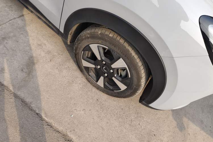 Used Wuling Bingo PLUS 2024 330 km Range Five-Seater Version Right Front Wheel Hub