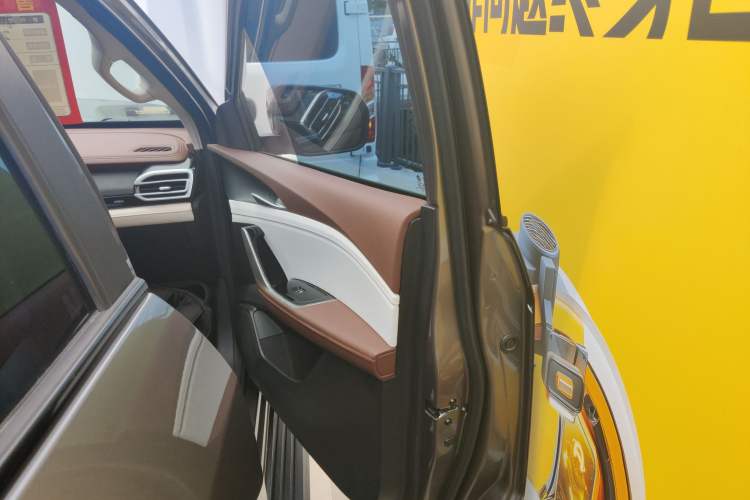 Used SAIC MAXUS Xingji 2023 Starry H 2.0T Automatic Diesel Dual-Turbo All-Wheel-Drive Flagship Model – Standard Wheelbase
