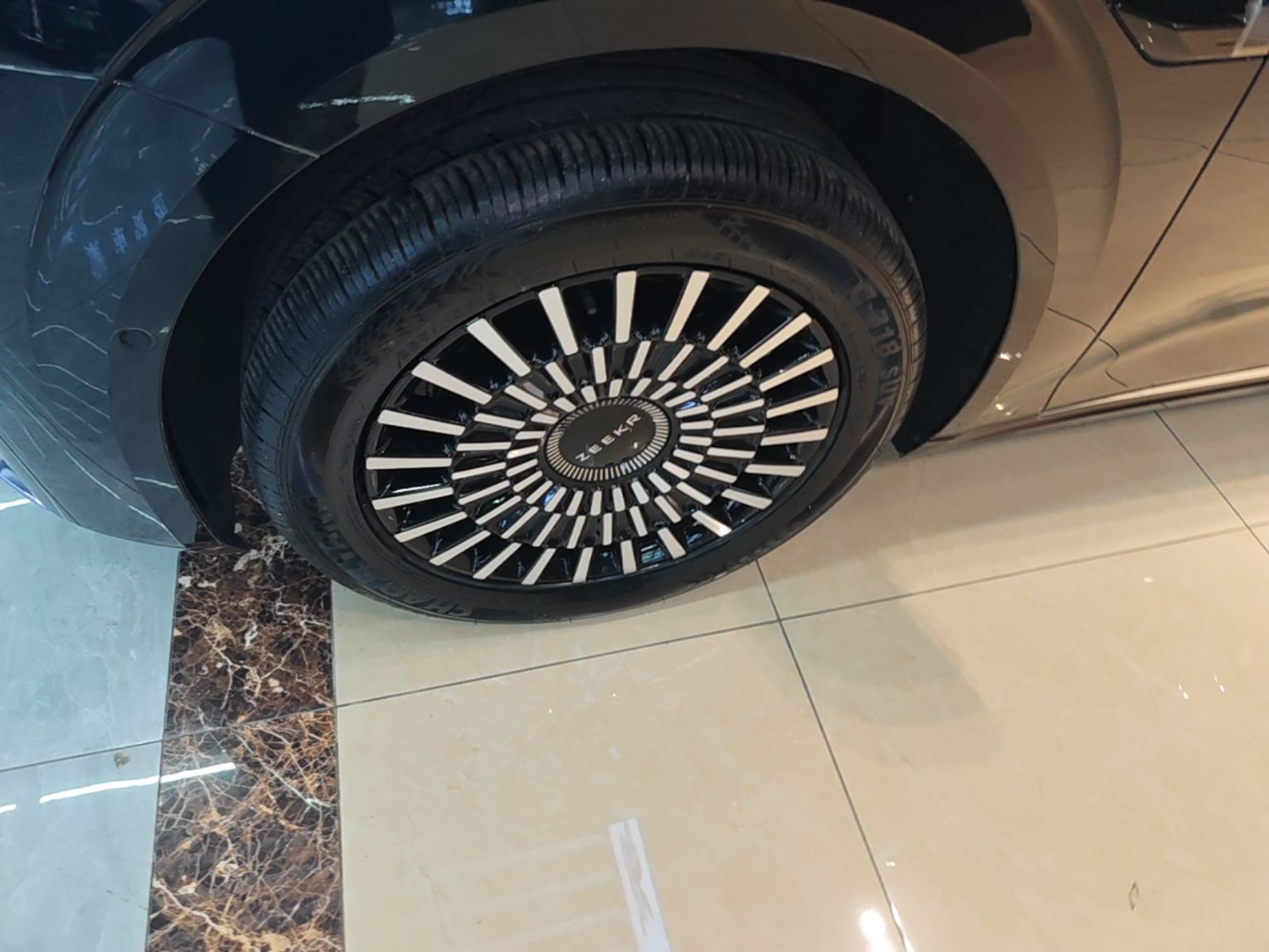 Zeekr 009 2024 Six-Seat Executive Version 4WD 108 kWh — снимка 10