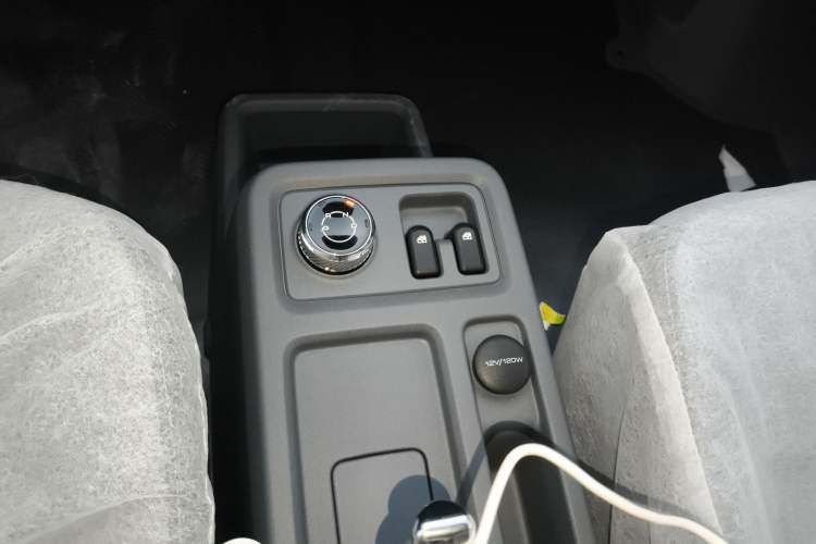 Used Wuling Yangguang 2024 300KM Comfort Version Passenger Van 75kW