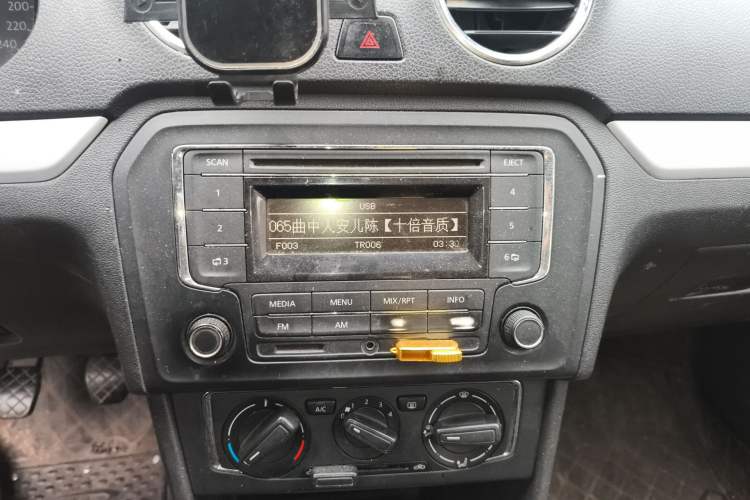 Used Volkswagen Jetta 2015 Zhuihui Edition 1.6L Manual Comfort Model Audio And AC Panel