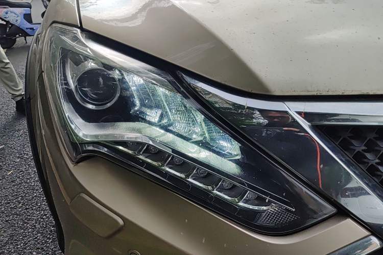 Used BYD Tang New Energy 2015 2.0T Four-Wheel Drive Luxury Model