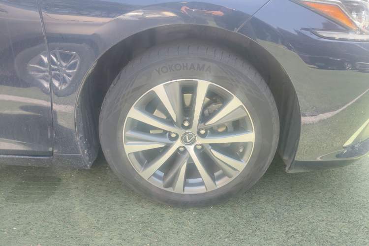 Used Lexus ES 2020 200 Excellence Edition Right Front Wheel Hub