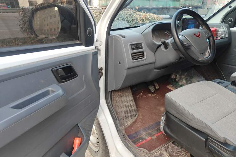 Used Wuling Yangguang 2024 300KM Comfort Version Passenger Van 75kW