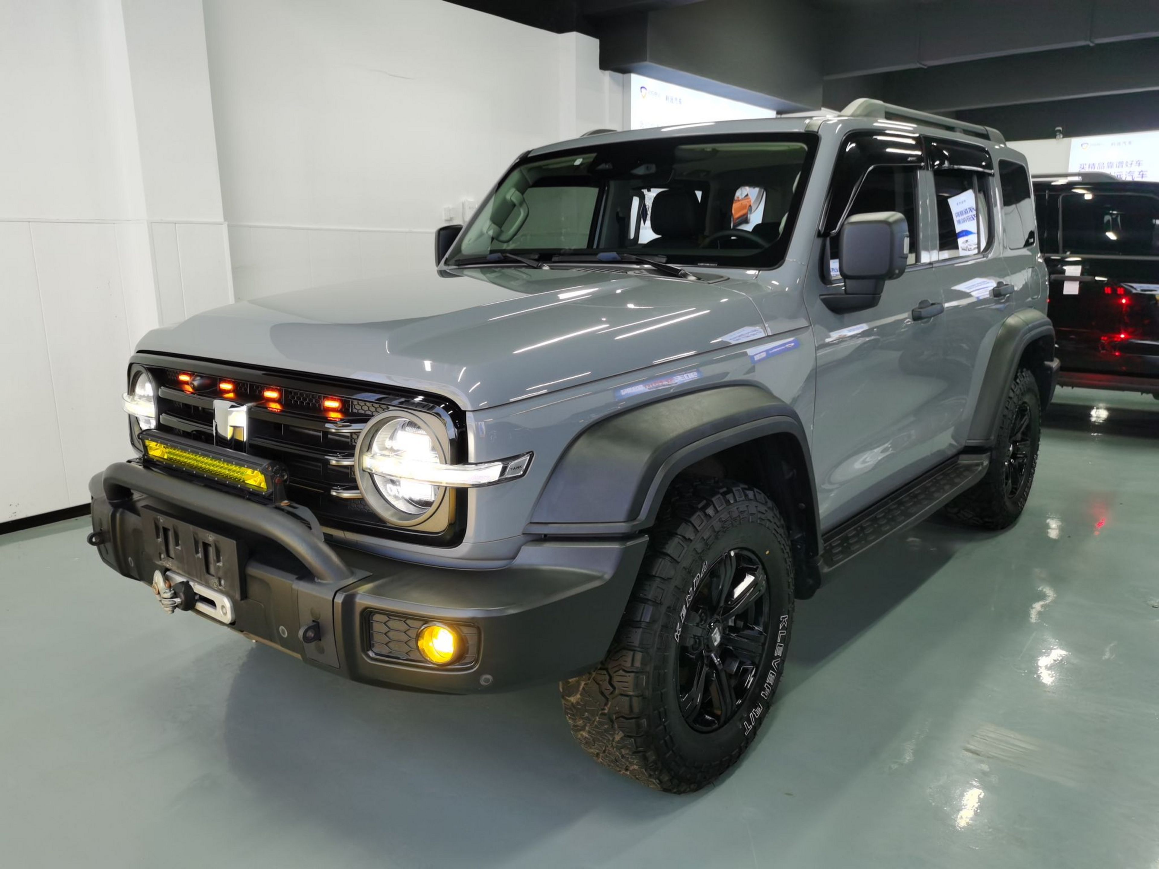 تحت مقدمة السيارة