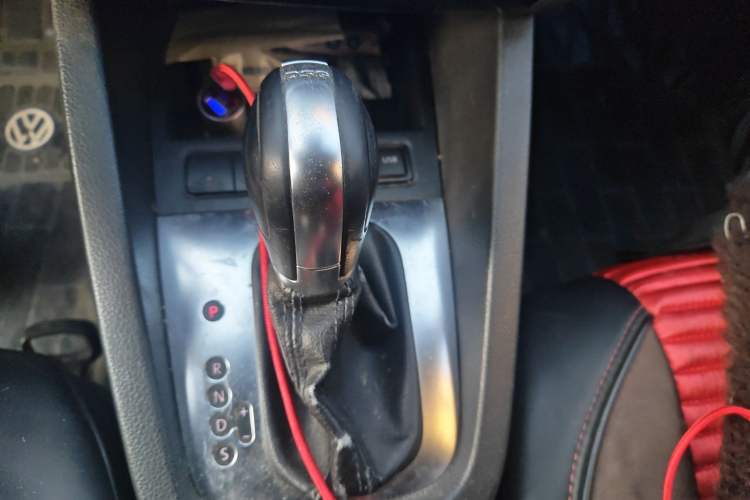 Used Volkswagen Sagitar 2012 1.4TSI Automatic Luxury Edition Gear Lever