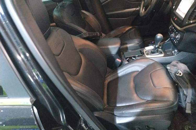 Used Jeep Cherokee 2017 2.0L Superior Edition
