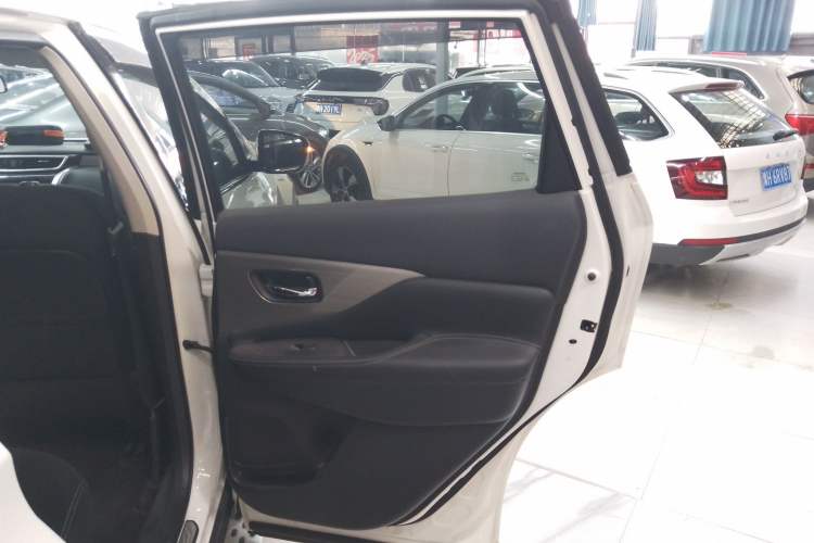 Used Nissan Murano 2021 2.5L XE Two-Wheel Drive Elite Edition Interior 6